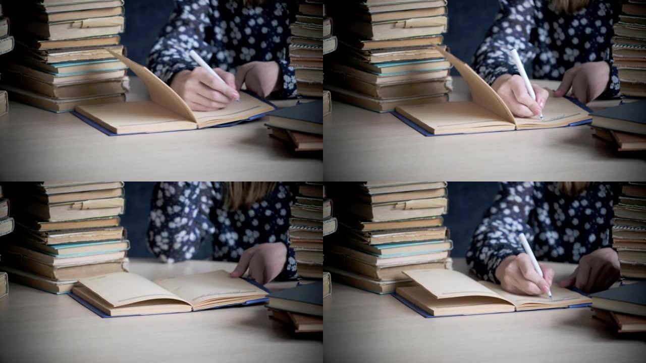 女性双手将笔记本信息写入日记，制定计划，计划做，在空白记事本上写信。图书馆里的女人拿着笔做笔记。手写
