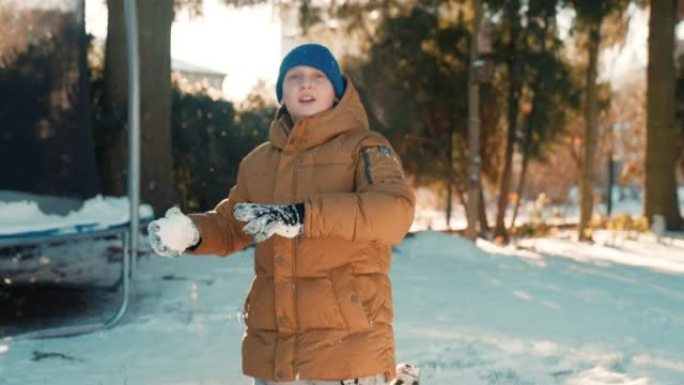 孩子在雪地里玩耍。在户外享受冬天的乐趣。