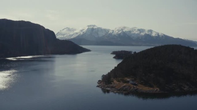 空中无人机视图: 飞越挪威的Hardanger峡湾