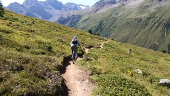 女子山地自行车沿高山路径的第一人称视角