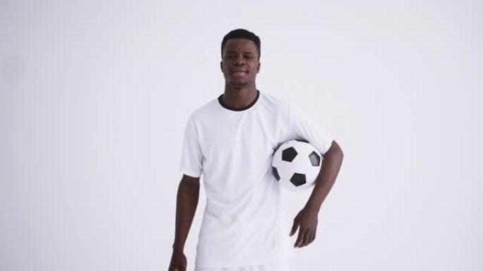 白色背景非裔足球运动员肖像，年轻运动员持球