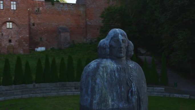 波兰Frombork古城鸟瞰图。哥白尼博物馆和雕像