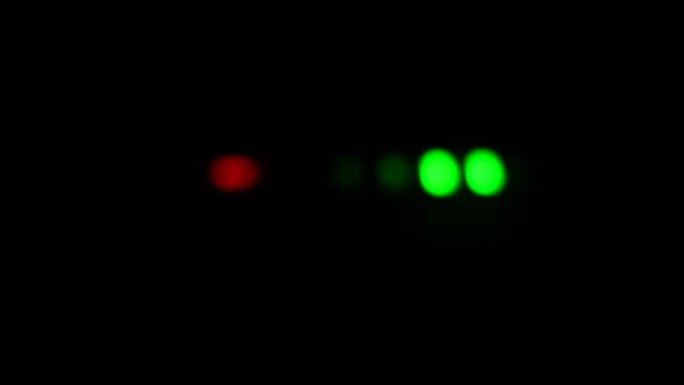 电池的充电指示灯在黑暗中闪烁绿色