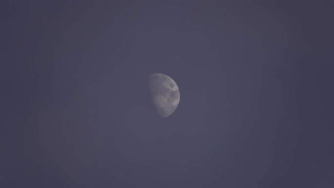 云层上的月亮