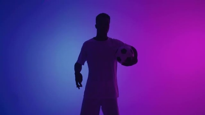 职业足球运动员正在用球踢球并接球，非洲男子的肖像