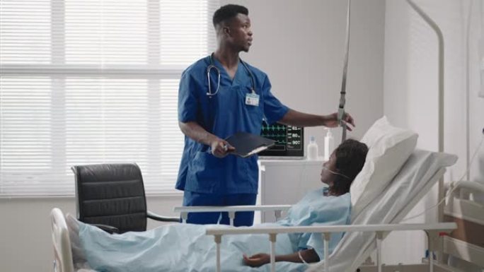 在医院里，非洲裔美国美丽的医生检查着躺在病床上的女病人，对她微笑着说话