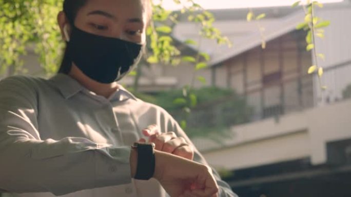 表演节目，亚洲女孩通过手表中的程序使用智能手表。