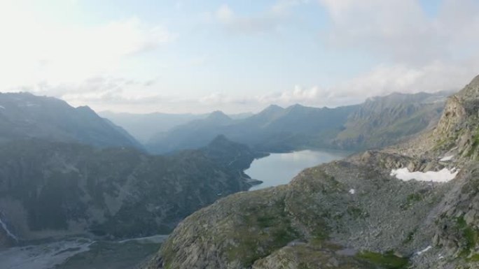 从上面看雄伟的阿尔卑斯山。山峰之间的绿松石湖