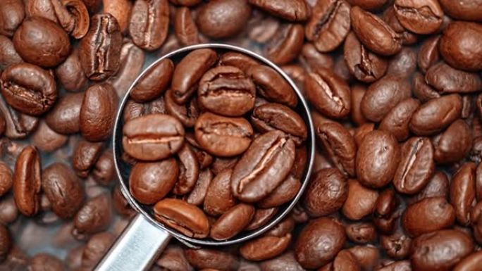 关闭咖啡种子。芬芳的咖啡豆是烤烟来自咖啡豆。