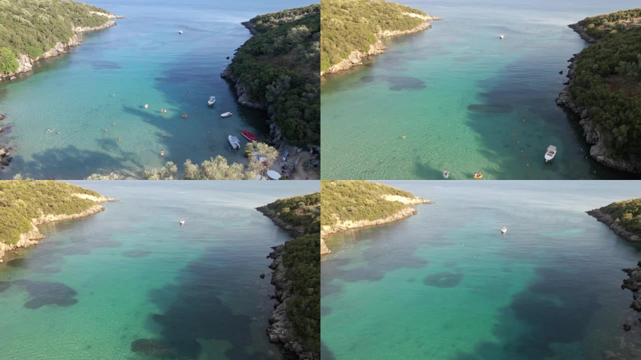 希腊的特殊海滩。沙滩上有橄榄树和蓝色透明的爱奥尼亚海。鸟瞰图。飞越绿色海岸，美丽的白色沙滩沐浴在碧绿