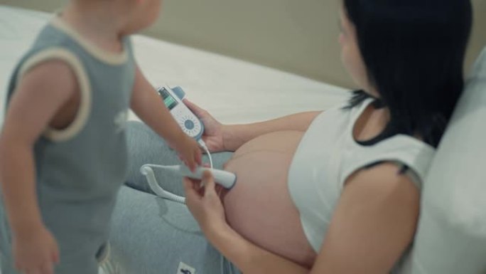 孕妇用她的声音听婴儿心跳