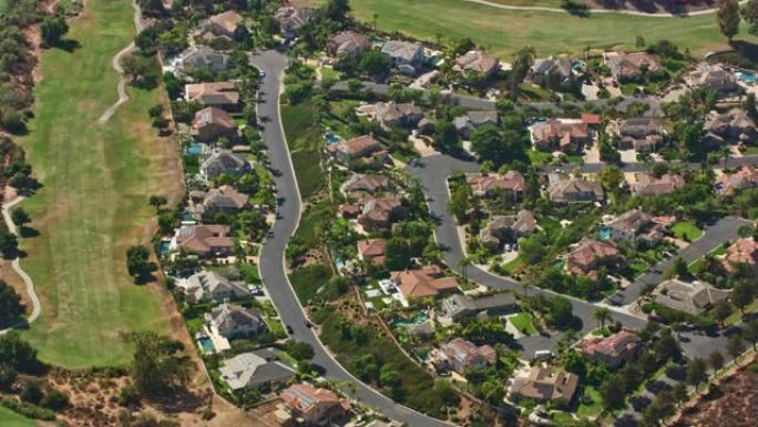 在加利福尼亚州圣地亚哥附近的一个不错的社区上方进行空中飞行