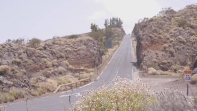 远摄照片拍摄了一条沙漠道路，汽车驶过