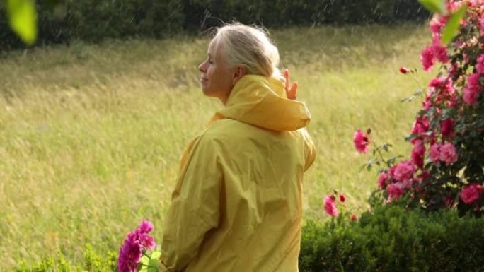 女人在暴雨中走过草地