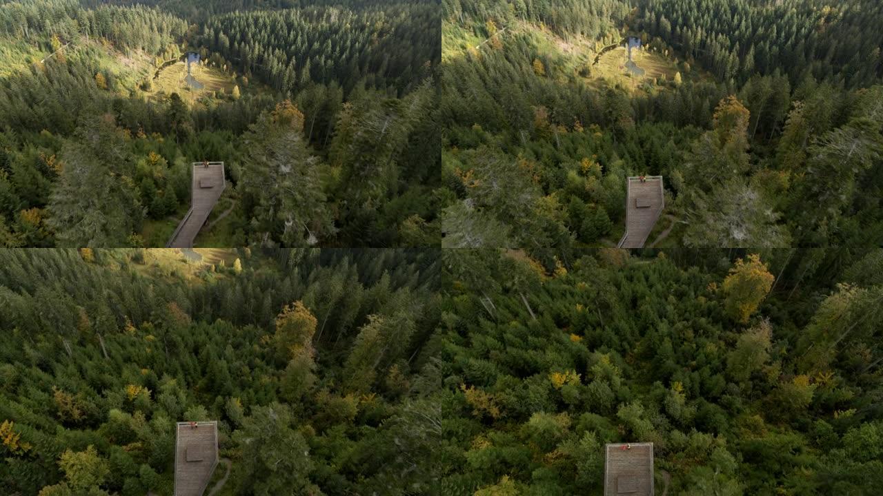 空中无人机拍摄的一男一女站在风景秀丽的俯瞰下，下面是一片森林