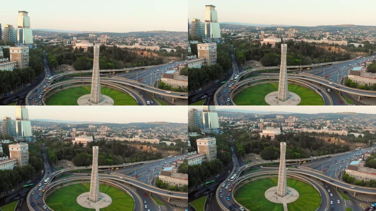 第比利斯，格鲁吉亚-7月15日，2022: 第比利斯中心环形交叉路口交通中的静态视图汽车。英雄广场纪