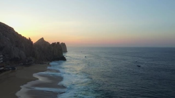 日出时对沿海度假胜地海滩的空中无人机拍摄