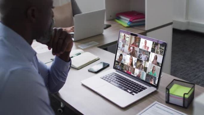 非裔美国人高级男子在办公室的笔记本电脑上与同事进行视频会议