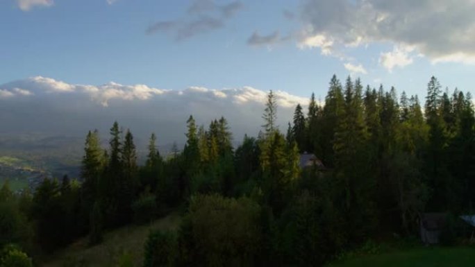 在晴天的塔特拉山脉，从上方可以看到远处的全景