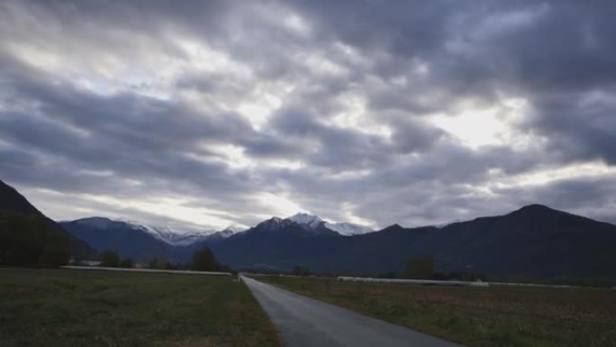 阴天机场的延时白雪皑皑的山、道路、美丽的