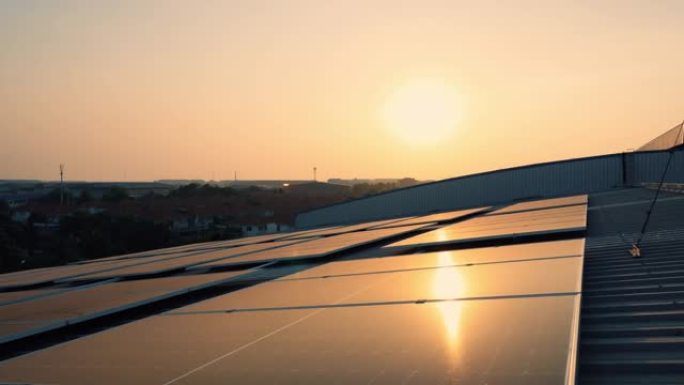 日落屋顶上的太阳能电池板农场