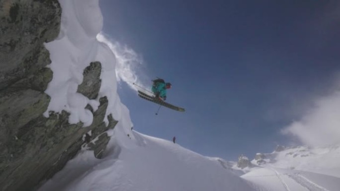 滑雪者从白雪皑皑的山坡上下来的慢动作镜头