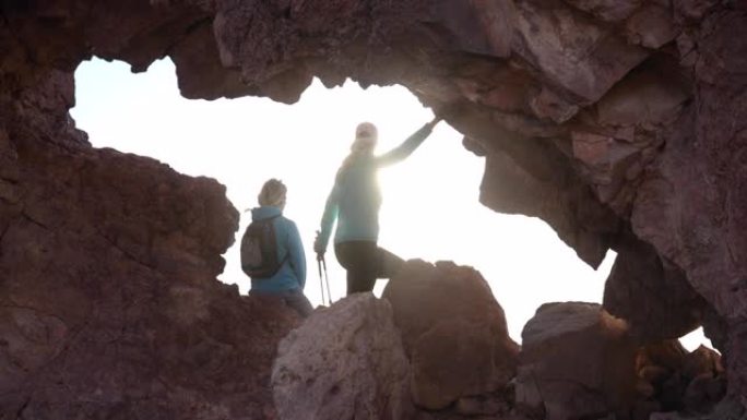 女徒步旅行者探索沙漠天然岩石拱门