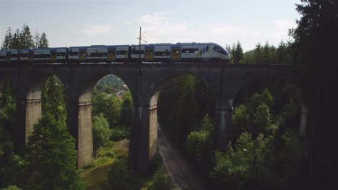 波兰雄伟铁路高架桥的鸟瞰图。火车沿着混凝土桥行驶