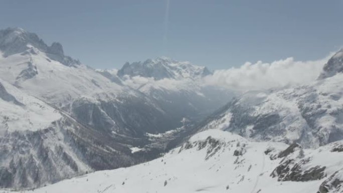 空中无人机拍摄雪山山谷