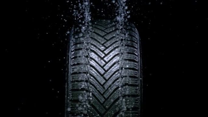 SLO MO LD水从湿汽车轮胎的凹槽中溅出