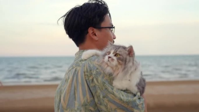 男人带着他的猫在海滩上旅行