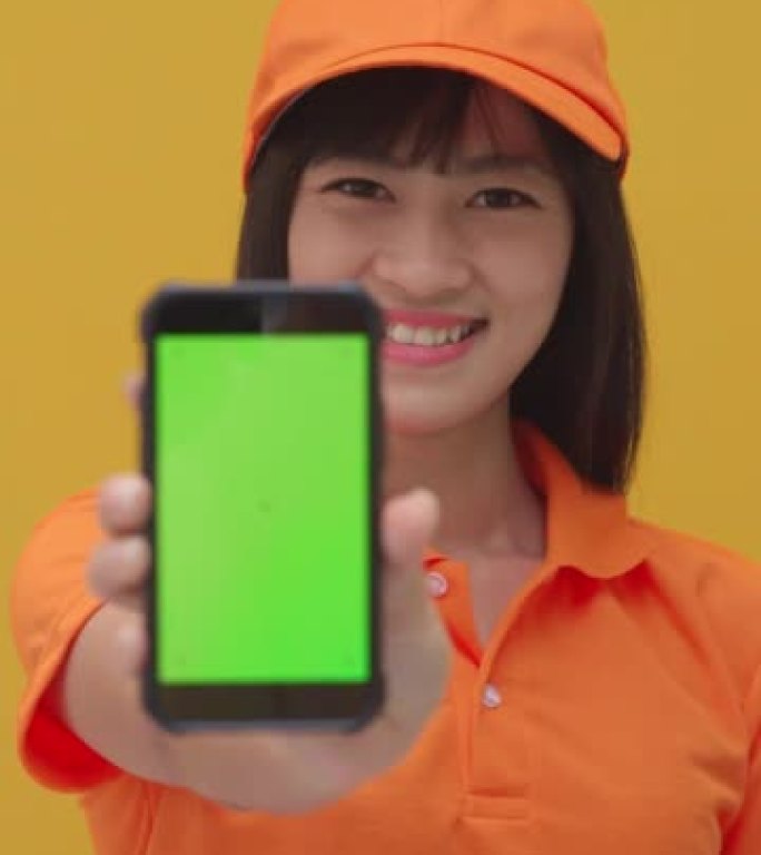 亚洲女性手持智能手机绿屏送货