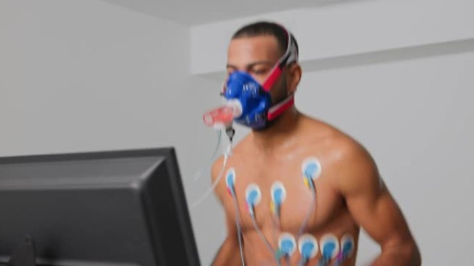 在跑步机上进行心肺压力测试时，DS男运动员