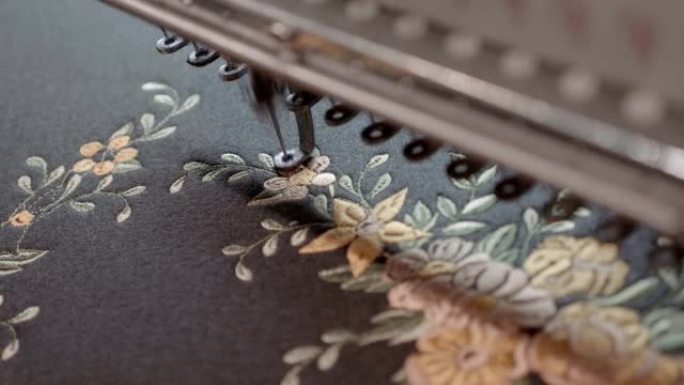 用工业织机在织物上绣花的过程。宏观。特写