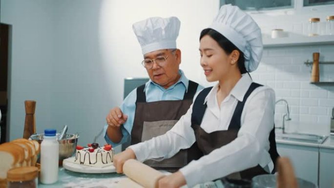 快乐的女人玩烘焙蛋糕课。