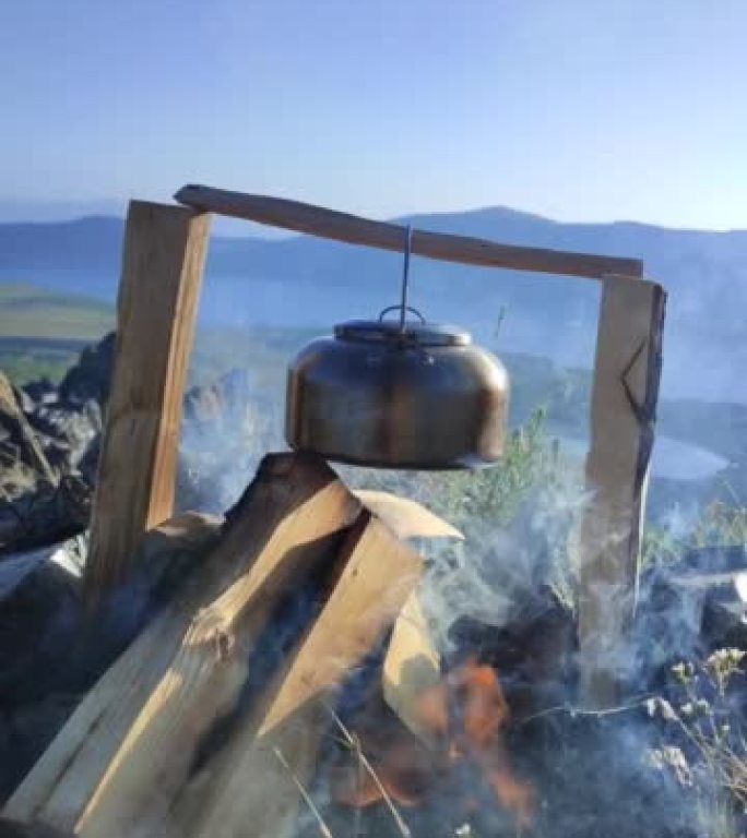 在靠近湖的露营地拍摄可爱的老式茶壶