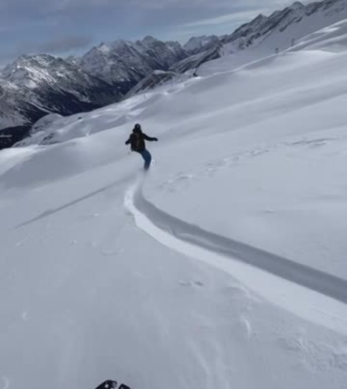 斜坡上滑雪板的第一人称视角