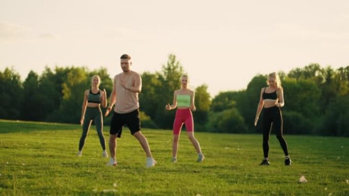 现代健身趋势与传统有氧运动、公园女性集体训练