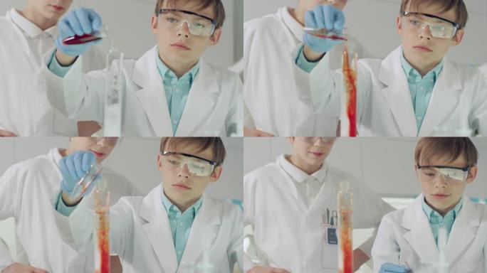 孩子们进行科学实验。实验室内部，浇注多色液体