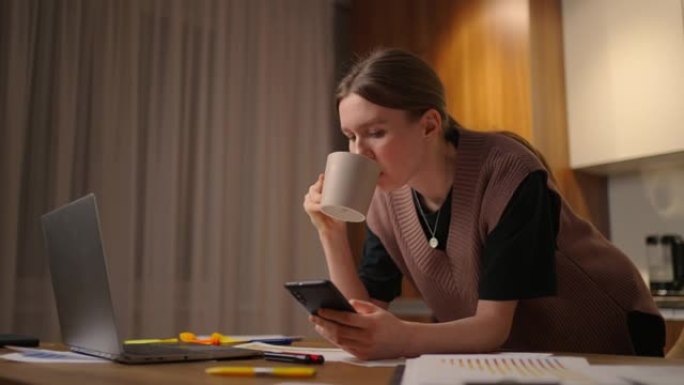 女人在家工作，商业女性在笔记本电脑上工作，早上在花园里坐在桌子上喝咖啡。生活方式女性在家工作的概念。