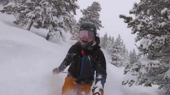 年轻人滑雪穿过完美的粉末雪