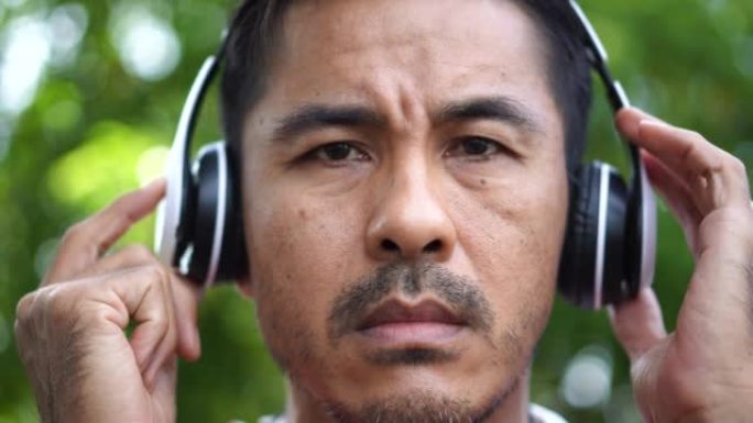 男人用无线耳机听音乐的特写镜头