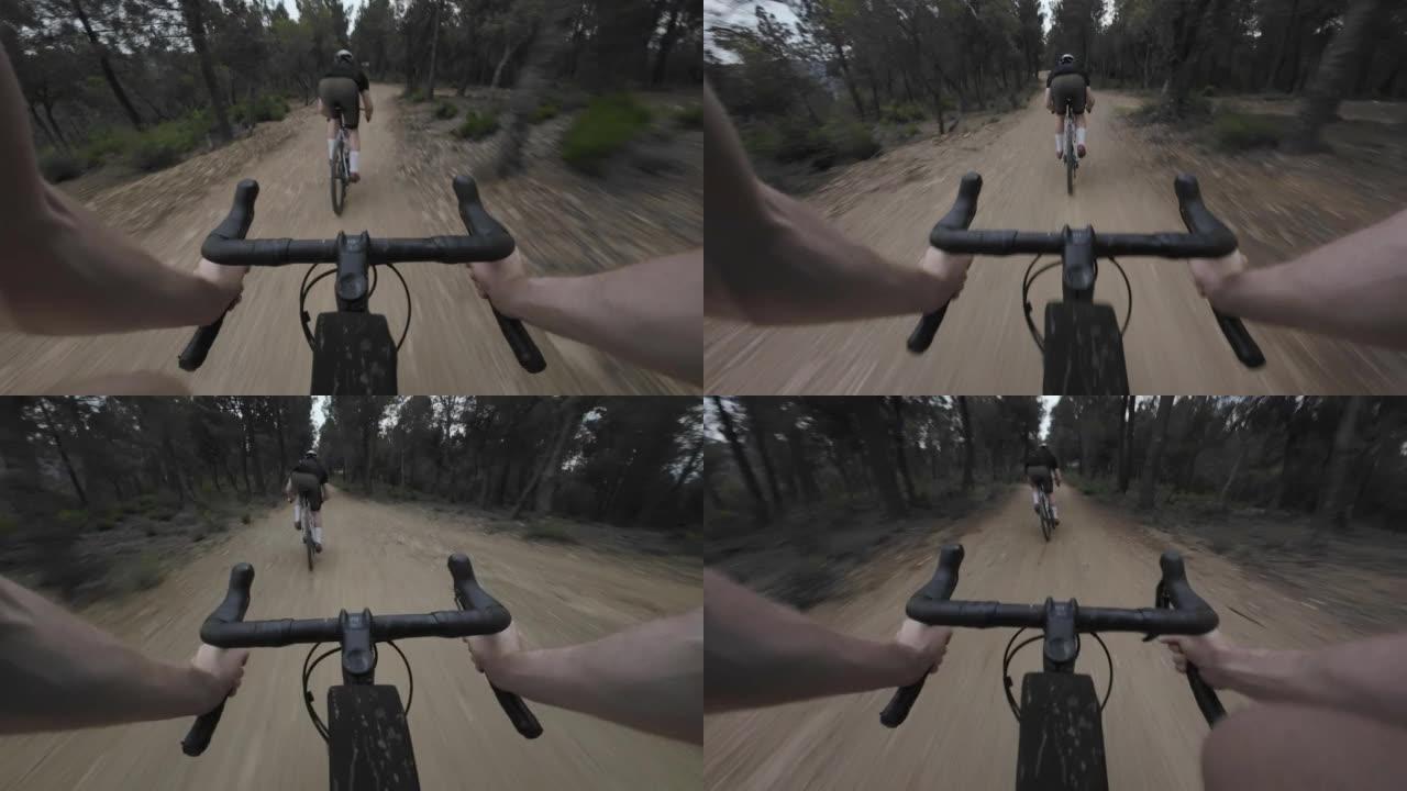 POV在穿过西班牙森林的砾石道路上骑砾石自行车