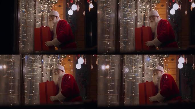 圣诞节时，圣诞老人站在房子的入口处，手里拿着礼物，上面装饰着花环，看着窗外
