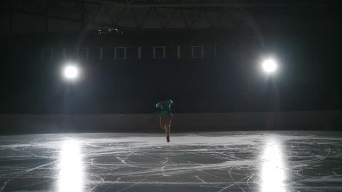 职业女子冰上花样滑冰运动员在室内溜冰场练习旋转，120 FPS慢动作