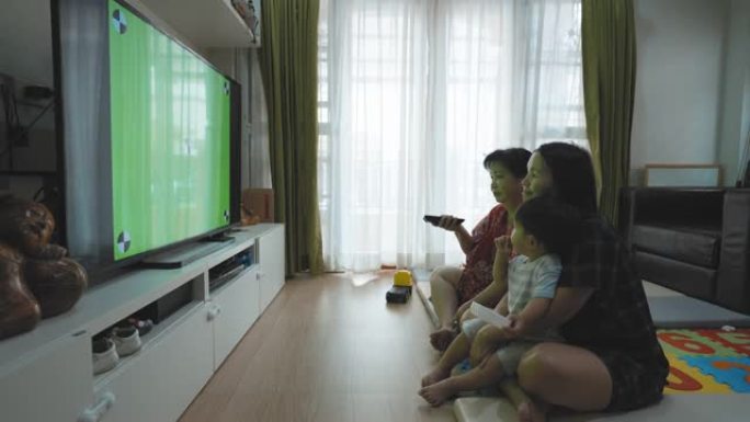 幸福的家庭在家里看电视