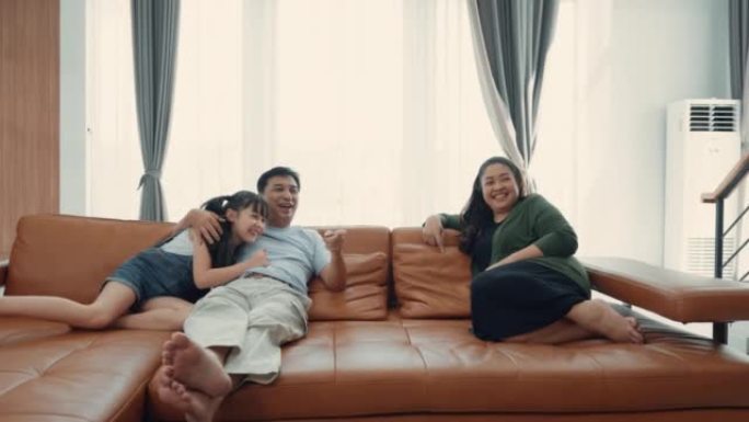 快乐的亚洲家庭在家在客厅度过闲暇时光