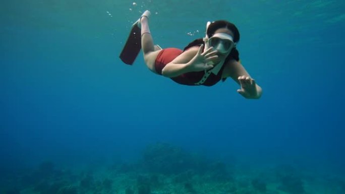 自由潜水的女人做爱情签名和问候相机