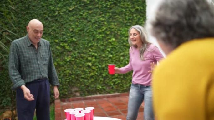 资深朋友在家后院打啤酒乒乓球