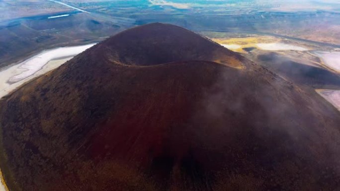 科尼亚梅克湖的火山景观和火山口